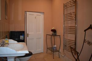un bagno con un lavandino bianco e un water di West End Apartment a Edimburgo Altre 35 foto