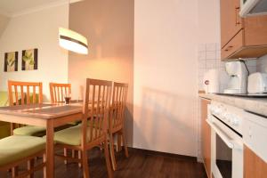 Kuchyň nebo kuchyňský kout v ubytování Haus Seemeile Wohnung 3 8