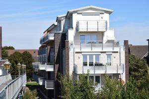 ein Mehrfamilienhaus mit Balkonen an der Seite in der Unterkunft Haus Deichkieker Apartment 1 4 in Büsum