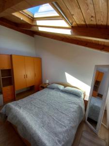 ein Schlafzimmer mit einem großen Bett und einem Dachfenster in der Unterkunft Casa Girasole in Buje