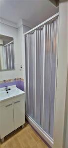 łazienka z prysznicem i białą umywalką w obiekcie Apartamento Estudio Ruymar Jupiter w mieście Benalmádena