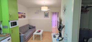 salon z kanapą i stołem w obiekcie Apartamento Estudio Ruymar Jupiter w mieście Benalmádena