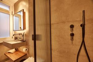 uma casa de banho com um chuveiro e um lavatório. em Regno Di Morea em Nafplio
