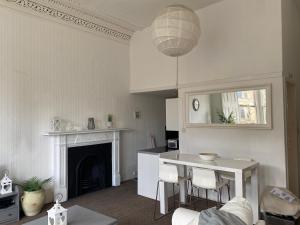 Ett kök eller pentry på Captivating apartment in glasgow westend uk