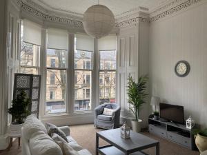 een woonkamer met een bank en een tafel bij Captivating apartment in glasgow westend uk in Glasgow