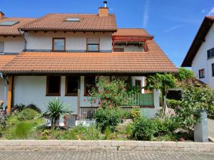Weingarten (Karlsruhe)にあるSoutterain - Wohnung mit Senkgartenの赤屋根白屋根
