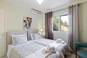 En eller flere senger på et rom på Villa Stilvi II - Α Full of Positive Energy House