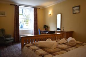 una camera d'albergo con un letto con asciugamani sopra di West End Apartment a Edimburgo