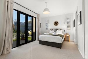 1 dormitorio con cama y ventana grande en Arrowtown Gold en Arrowtown