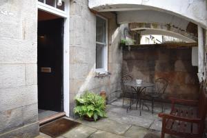 un piccolo patio con tavolo e finestra di West End Apartment a Edimburgo