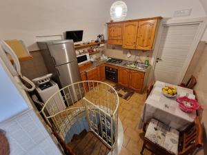 - une cuisine avec des placards en bois et une table avec un bol de fruits dans l'établissement Casa Vacanza "A Casa di Raffaele", à Ravello