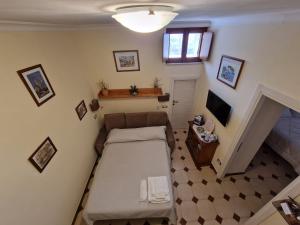 Habitación pequeña con cama y TV. en Casa Vacanza "A Casa di Raffaele" en Ravello