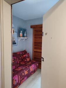 レ・サ​​ーブル・ドロンヌにあるMon Petit Paradisのベッドルーム1室(ベッド1台付)、スライドドアが備わります。