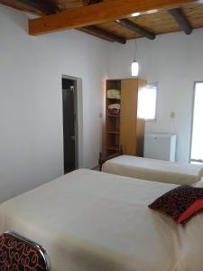 um quarto com 2 camas e um closet em Departamentos PAEZ em Malargüe
