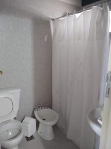 uma casa de banho branca com um WC e um lavatório em Departamentos PAEZ em Malargüe