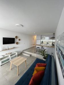 salon z niebieską kanapą i stołem w obiekcie Apartamento JOSE w mieście San Bartolomé
