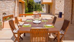 Fotografie z fotogalerie ubytování Deluxe Villa w/ Pool 5 bdrm v destinaci Anavissos