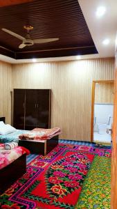 Postel nebo postele na pokoji v ubytování Hikal Guest House