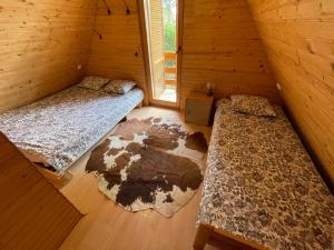 1 dormitorio con 2 camas en una cabaña de madera en Mountain view cottage, en Kamnik