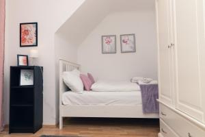 Llit o llits en una habitació de Milky Way Top Floor 2-bedroom Apartment air condition
