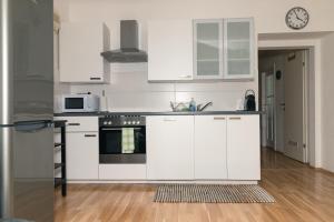 Ett kök eller pentry på Milky Way Top Floor 2-bedroom Apartment air condition