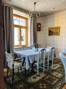 comedor con mesa azul y sillas en Spacious 1-bedroom apartment with Sauna en Rakvere