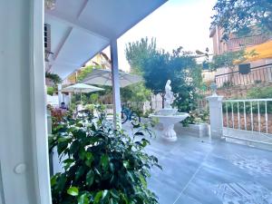 パルガにあるApartments Villa Apostolisの噴水と傘付きの屋外パティオ