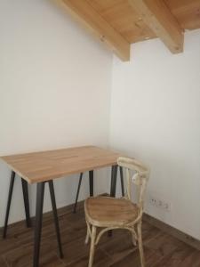 una mesa de madera y una silla en una habitación en Casa rural Lastoetxe en Larrauri