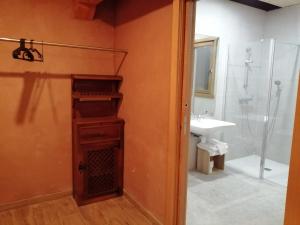 uma casa de banho com um chuveiro e um lavatório. em Casa rural Lastoetxe em Larrauri