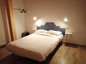 ein Schlafzimmer mit einem großen Bett mit weißer Bettwäsche in der Unterkunft Casa rural Lastoetxe in Larrauri