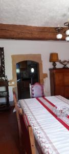 1 dormitorio con cama, mesa y cocina en propriété familiale MERLE proche PARAY LE MONIAL en Vauban
