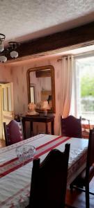 comedor con mesa y espejo en propriété familiale MERLE proche PARAY LE MONIAL en Vauban