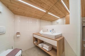 Kúpeľňa v ubytovaní Ferienhaus Lorenzin + 16 fotografií