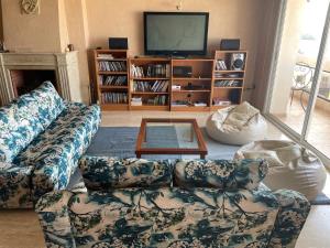 un soggiorno con divano e TV di Residence Elite appartement de luxe a Casablanca
