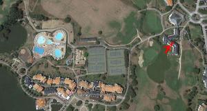 un mapa de un complejo con una flecha roja en Next to Golf-club House, en Talmont