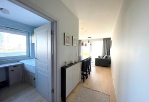 um quarto com um corredor com um lavatório e uma secretária em Made for You AMC apartament przy AquaParku em Rumia