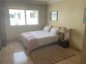 una camera con letto e finestra di Residence Elite appartement de luxe a Casablanca