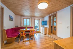 Televízia a/alebo spoločenská miestnosť v ubytovaní Ferienhaus Lorenzin