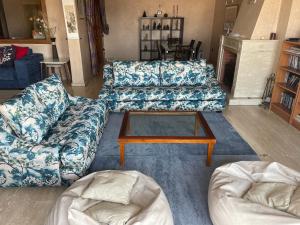 un soggiorno con divano e tavolino da caffè di Residence Elite appartement de luxe a Casablanca