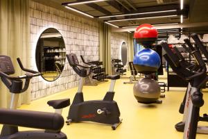 The fitness centre and/or fitness facilities at Hotel Indigo Vienna - Naschmarkt, an IHG Hotel