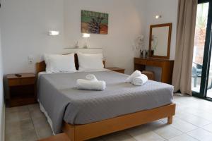 A bed or beds in a room at Aspri Petra Apartments