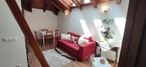 sala de estar con sofá rojo y mesa en Apartments Vila Bovec, en Bovec