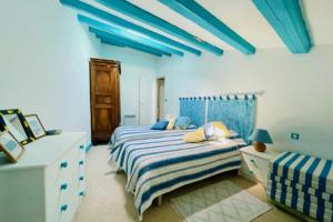 um quarto azul com 2 camas e uma cómoda em House Rétaise With Garden Close To The Sea em La Couarde-sur-Mer
