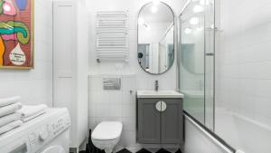uma casa de banho com um WC, um lavatório e um chuveiro em Apartament Waterlane w oknami na rzekę - Marina View em Gdansk