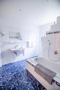 A bathroom at Hotel Blischke