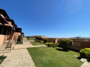 Elle offre une vue sur une cour avec pelouse et buissons. dans l'établissement Appartamento vista mare a Tanca Manna - Cannigione, à Cannigione