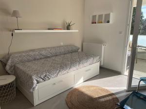 um quarto com uma cama com um edredão cinzento em Superbe appartement T3 proche de la garrigue em Castries