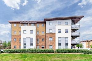 倫敦的住宿－Suites by Rehoboth - Palmers Green - London，公寓大楼的图片