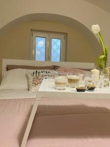 - un lit avec un plateau de nourriture dans l'établissement Dea apartment, à Torre Annunziata