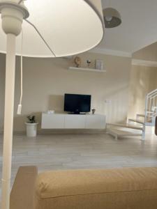 Il comprend un salon doté d'un canapé et d'une télévision à écran plat. dans l'établissement Dea apartment, à Torre Annunziata